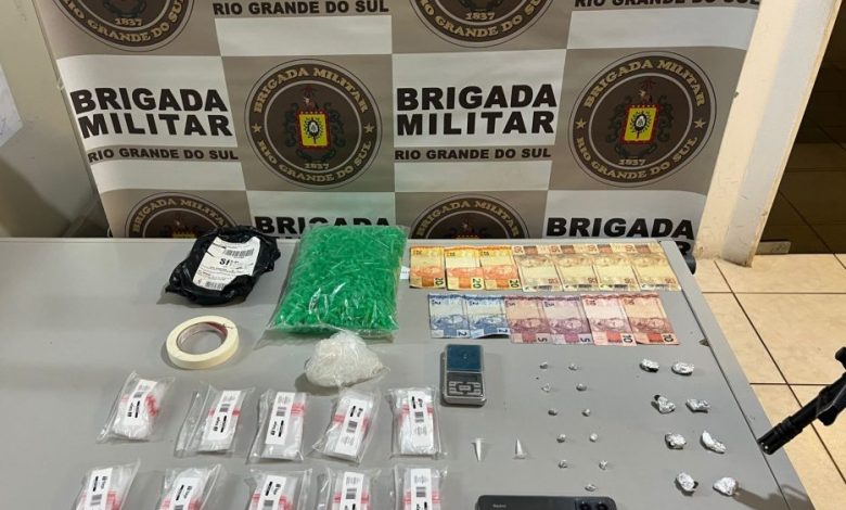 Studio Notícias | Studio TV Brigada Militar de Taquara apreende menor por tráfico de drogas