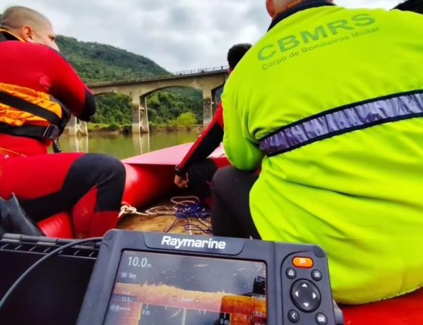 Studio Notícias | Studio TV Bombeiros identificam massa metálica e mergulhadores devem adentrar o Rio da Prata em busca de veículo desaparecido na ERS 437 em Vila Flores