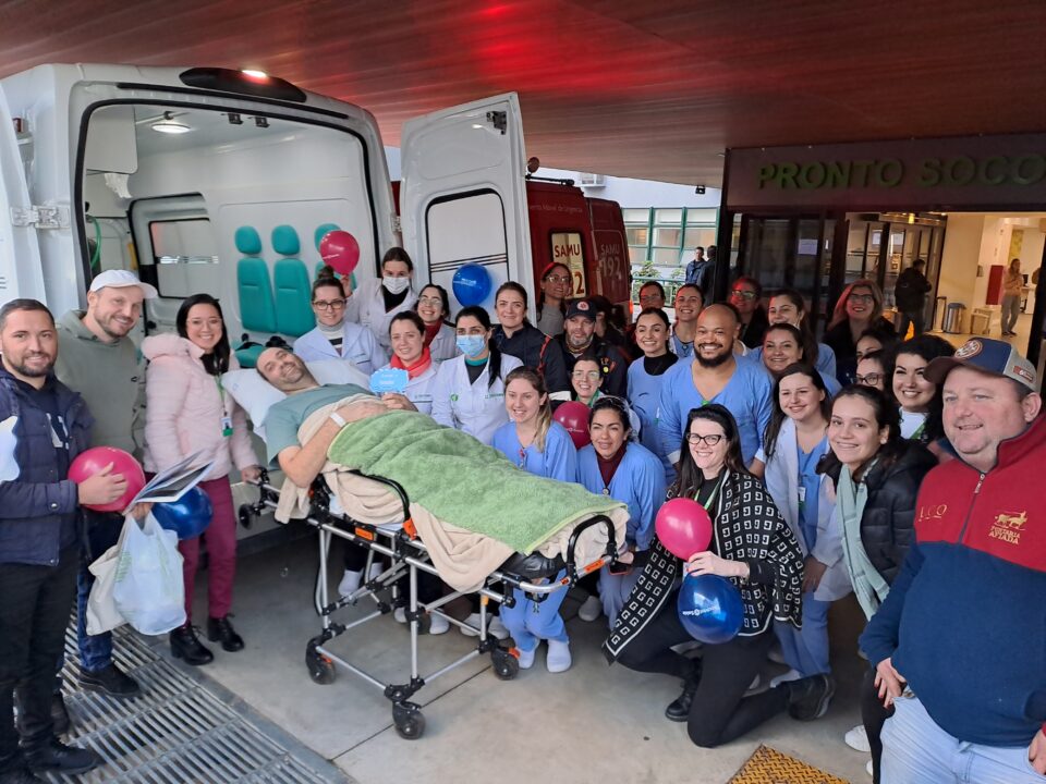 Após 73 dias e 16 cirurgias, vítima de deslizamento recebe alta no Hospital Tacchini 1 Studio Notícias | Studio TV Após 73 dias e 16 cirurgias, vítima de deslizamento recebe alta no Hospital Tacchini