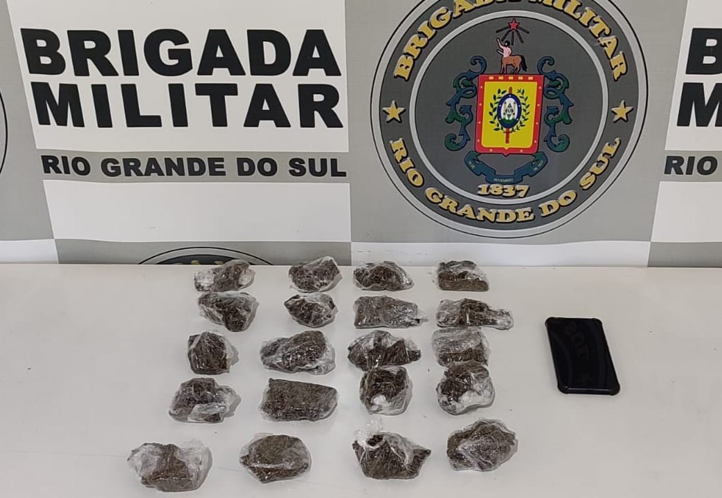Brigada Militar apreende adolescente com quase 1kg de maconha em Guaporé 1 Studio Notícias | Studio TV Brigada Militar apreende adolescente com quase 1kg de maconha em Guaporé