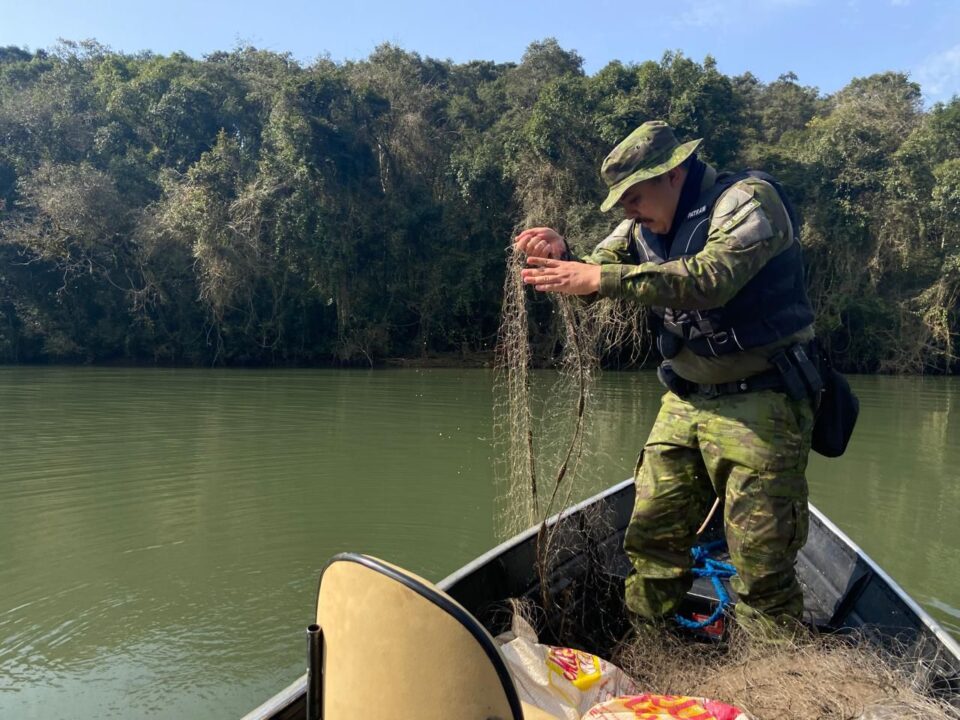 Brigada Militar apreende redes de pesca e libera peixes durante operação no Rio Pelotas 1 Studio Notícias | Studio TV Brigada Militar apreende redes de pesca e libera peixes durante operação no Rio Pelotas