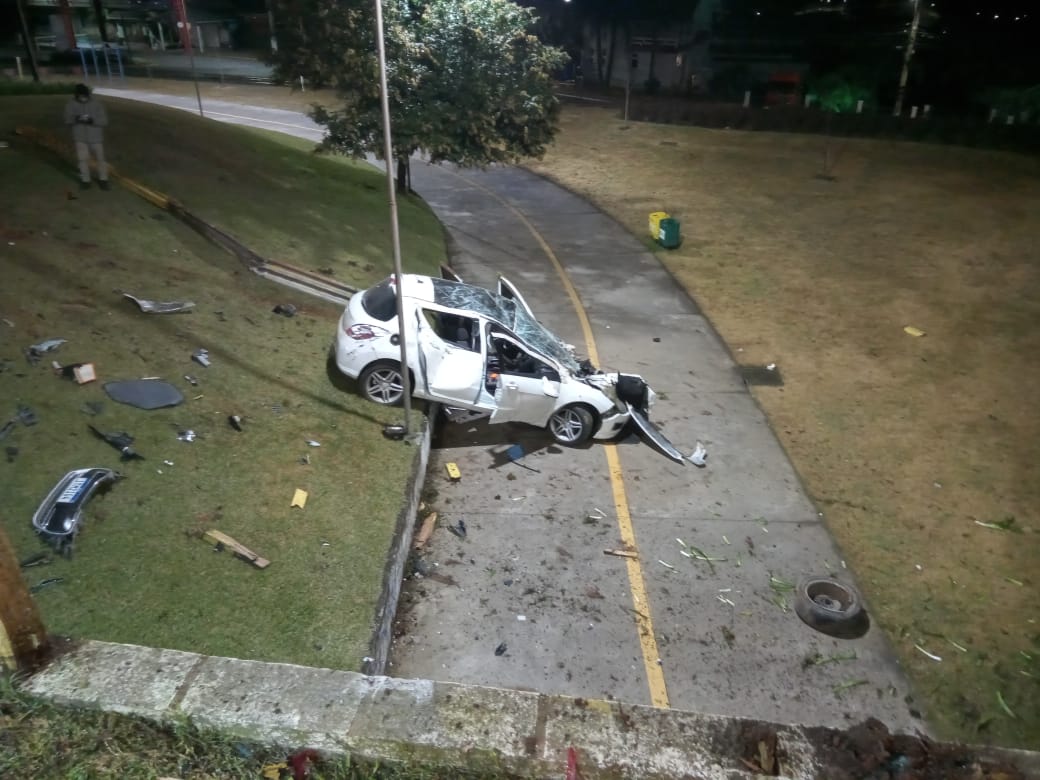 Carro capota em túnel da ciclovia de Carlos Barbosa e deixa dois feridos 1 Studio Notícias | Studio TV Carro capota em túnel da ciclovia de Carlos Barbosa e deixa dois feridos