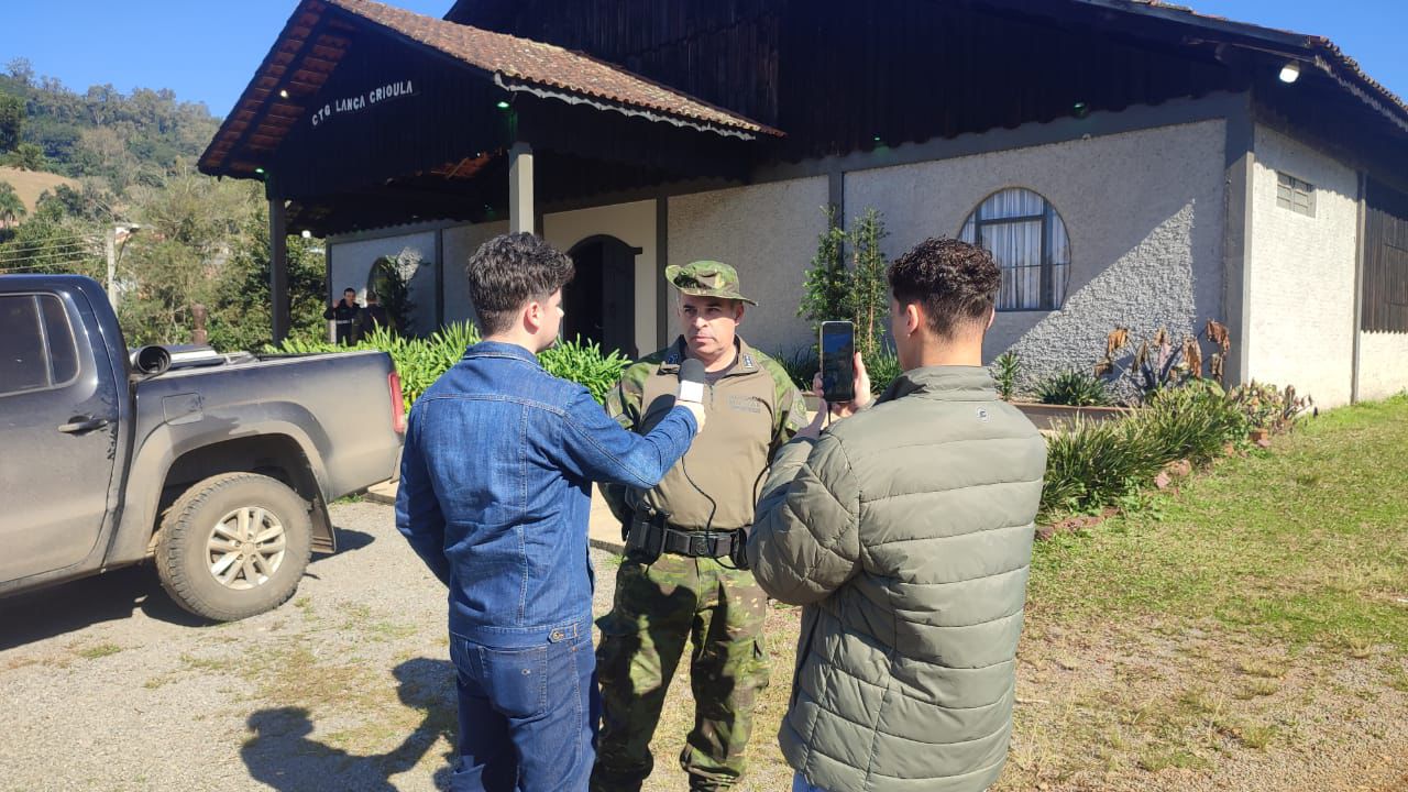 Brigada Militar e Secretaria da Agricultura atuam em barreiras sanitárias em Anta Gorda 1 Studio Notícias | Studio TV Brigada Militar e Secretaria da Agricultura atuam em barreiras sanitárias em Anta Gorda