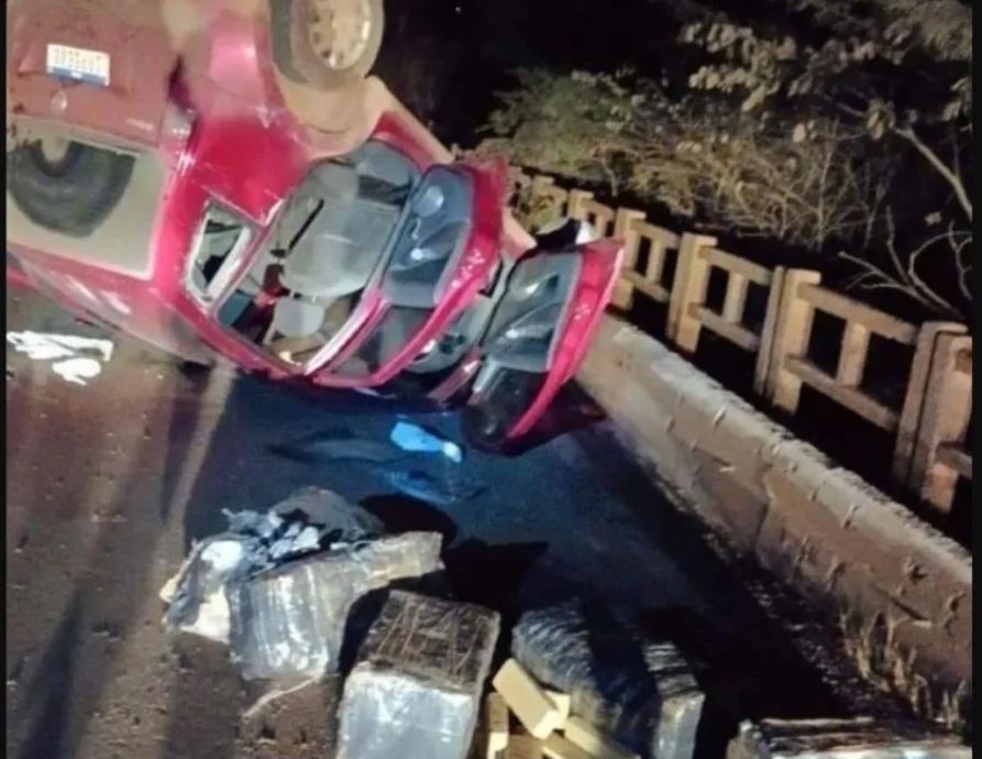 Carro com 250 quilos de drogas capota e condutor é preso na região noroeste 1 Studio Notícias | Studio TV Carro com 250 quilos de drogas capota e condutor é preso na região noroeste