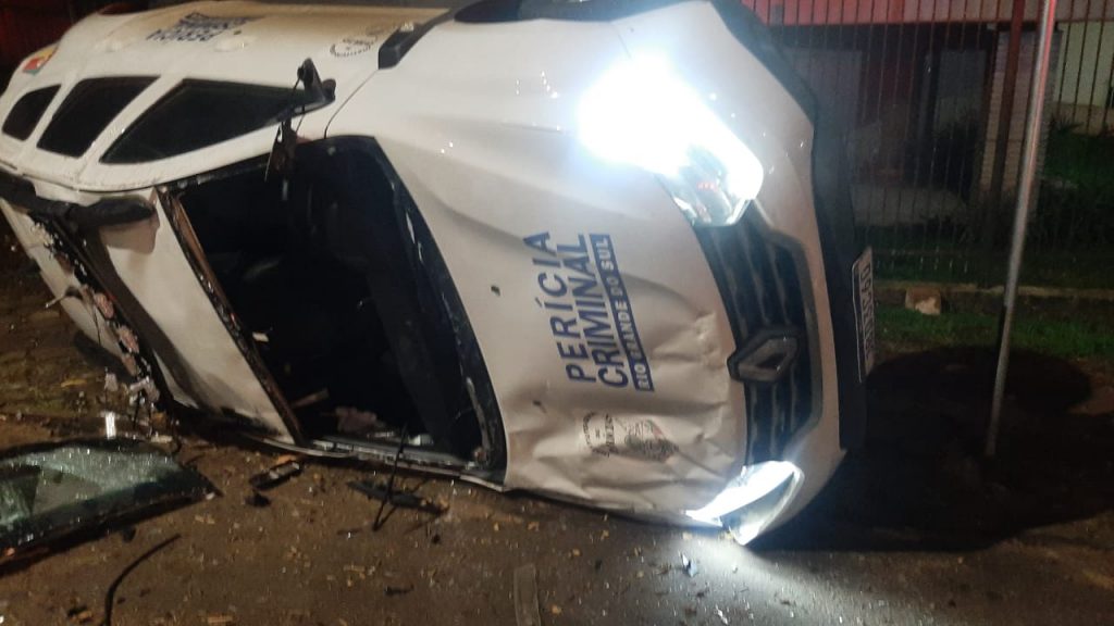 Viatura do IGP capota após ser atingida por veículo em alta velocidade em Passo Fundo 1 Studio Notícias | Studio TV Viatura do IGP capota após ser atingida por veículo em alta velocidade em Passo Fundo