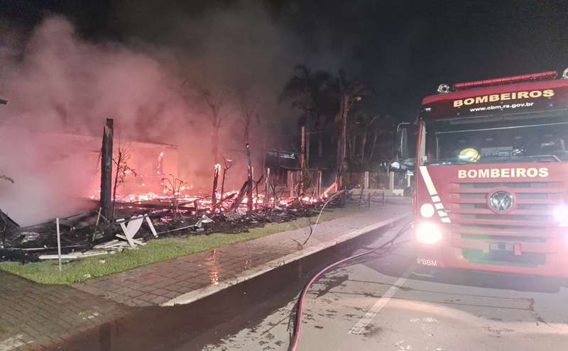 Incêndio destrói bar e restaurante em Atlântida 1 Studio Notícias | Studio TV Incêndio destrói bar e restaurante em Atlântida