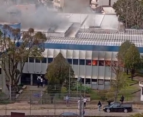 Prédio da Receita Federal é atingido por incêndio, em Caxias do Sul 1 Studio Notícias | Studio TV Prédio da Receita Federal é atingido por incêndio, em Caxias do Sul