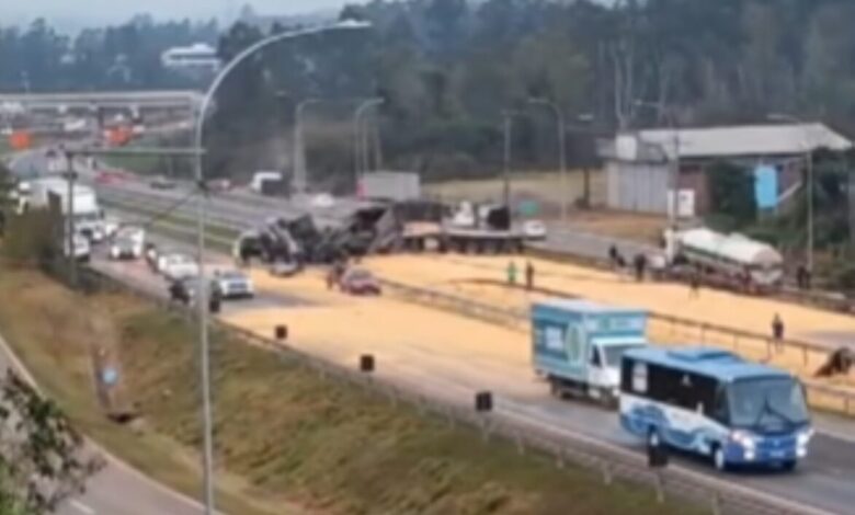 Studio Notícias | Studio TV Carreta carregada com milho tomba na BR-386 e interrompe fluxo, em Estrela