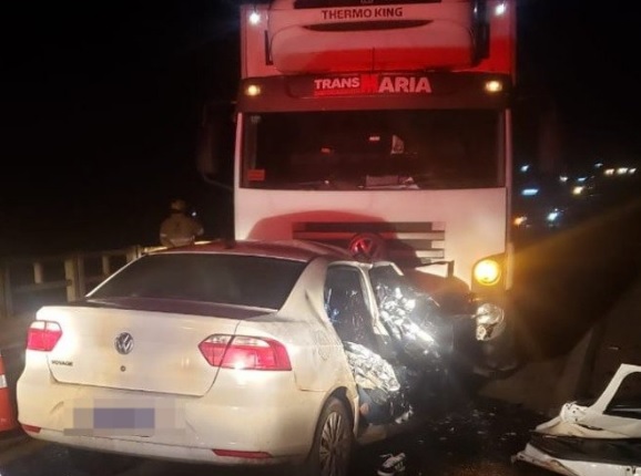 Acidente na BR-386 em Soledade envolvendo caminhão com placas de Garibaldi, deixa quatro mortos 1 Studio Notícias | Studio TV Acidente na BR-386 em Soledade envolvendo caminhão com placas de Garibaldi, deixa quatro mortos