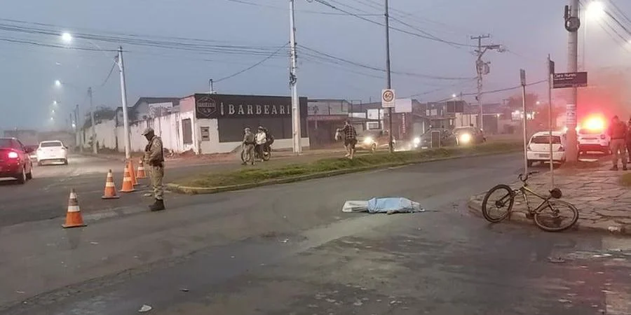 Ciclista morre após ser atropelado por carro em dia de neblina, em Porto Alegre 1 Studio Notícias | Studio TV Ciclista morre após ser atropelado por carro em dia de neblina, em Porto Alegre