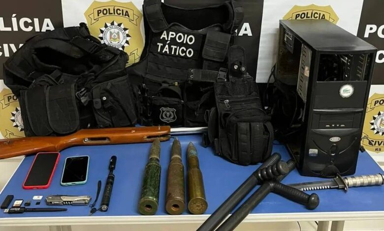Studio Notícias | Studio TV Após ameaça a escolas, polícia apreende celulares, computadores e munições de tanques para artilharia antiaérea na casa de adolescentes no Vale do Taquari
