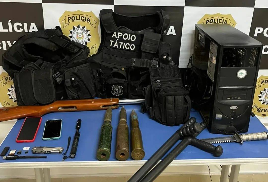 Após ameaça a escolas, polícia apreende celulares, computadores e munições de tanques para artilharia antiaérea na casa de adolescentes no Vale do Taquari 1 Studio Notícias | Studio TV Após ameaça a escolas, polícia apreende celulares, computadores e munições de tanques para artilharia antiaérea na casa de adolescentes no Vale do Taquari