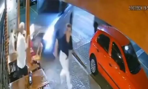 Mãe e filha morrem após motorista perder controle de caminhonete e invadir restaurante 1 Studio Notícias | Studio TV Mãe e filha morrem após motorista perder controle de caminhonete e invadir restaurante