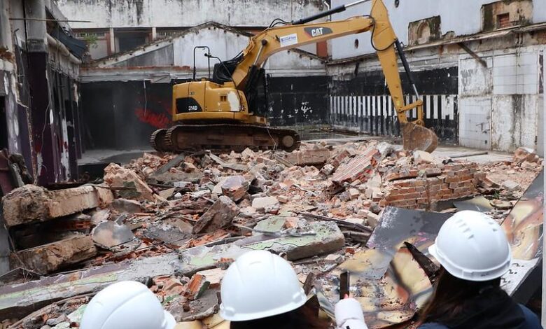 Studio Notícias | Studio TV Fachada do prédio da Kiss é demolida para construção do Memorial às Vítimas com recursos de fundo gerido pelo MPRS