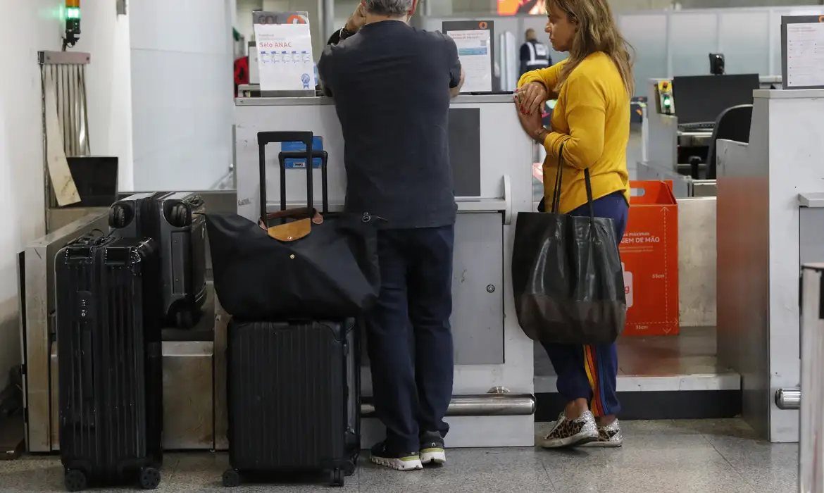 Aposentados poderão comprar passagem aérea por até R$ 200 cada trecho 1 Studio Notícias | Studio TV Aposentados poderão comprar passagem aérea por até R$ 200 cada trecho