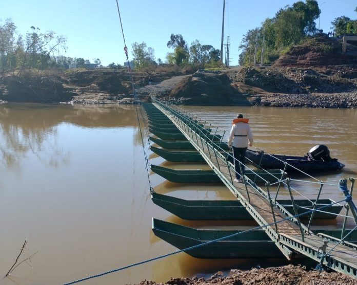 Passadeira é recolocada sobre o Rio Forqueta, entre Lajeado e Arroio do Meio 1 Studio Notícias | Studio TV Passadeira é recolocada sobre o Rio Forqueta, entre Lajeado e Arroio do Meio