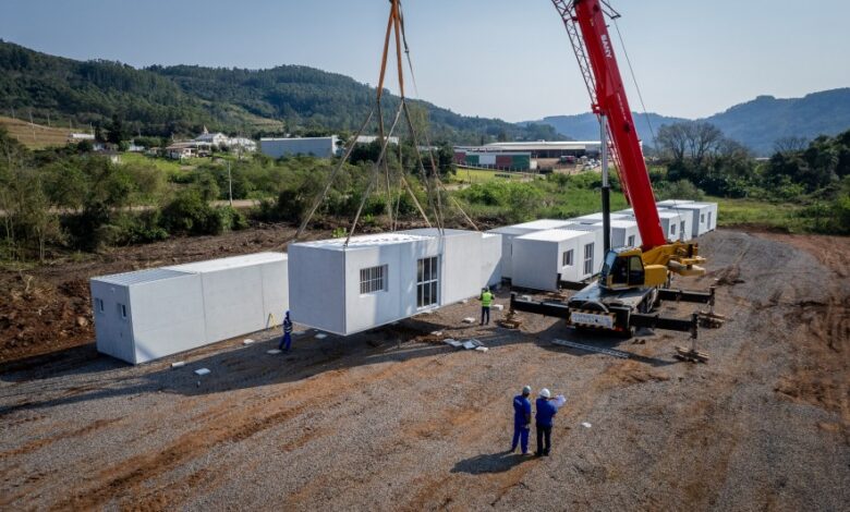 Studio Notícias | Studio TV Estado inicia instalação das casas temporárias em Encantado