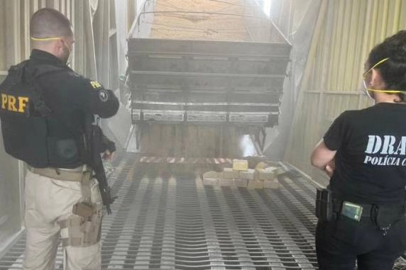Operação conjunta apreende 143 kg de cocaína em carga de arroz na BR-290 1 Studio Notícias | Studio TV Operação conjunta apreende 143 kg de cocaína em carga de arroz na BR-290