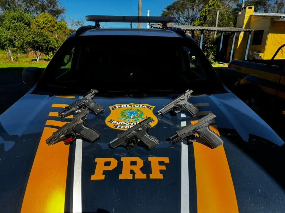 PRF apreende cinco pistolas de uso restrito com casal em Rosário do Sul 1 Studio Notícias | Studio TV PRF apreende cinco pistolas de uso restrito com casal em Rosário do Sul
