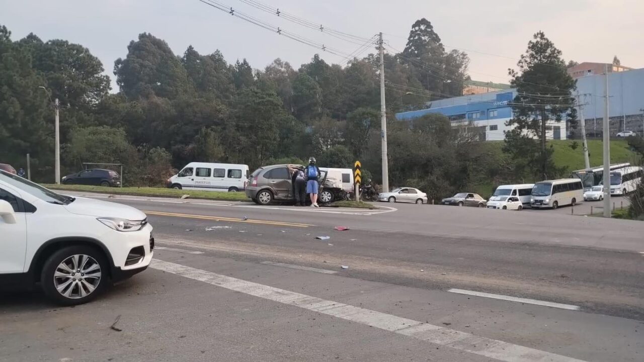 Acidente em Farroupilha deixa duas pessoas feridas na ERS-122 1 Studio Notícias | Studio TV Acidente em Farroupilha deixa duas pessoas feridas na ERS-122