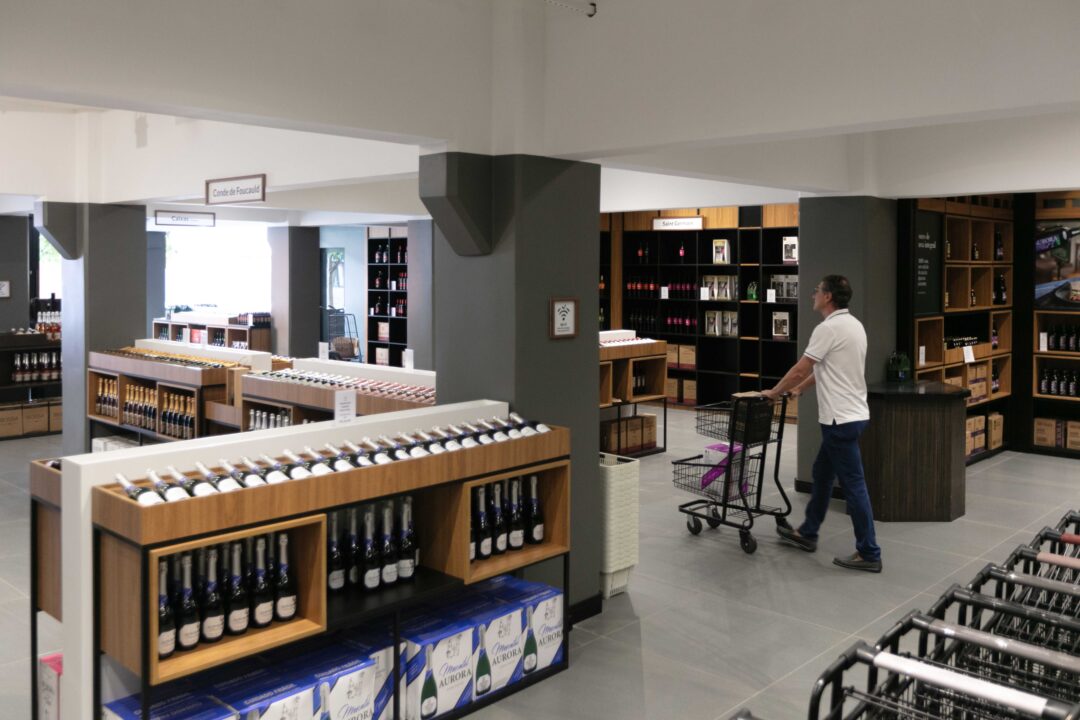 Cooperativa Vinícola Aurora vê crescimento do enoturismo em julho e reinaugurará salas de degustação 1 Studio Notícias | Studio TV Cooperativa Vinícola Aurora vê crescimento do enoturismo em julho e reinaugurará salas de degustação