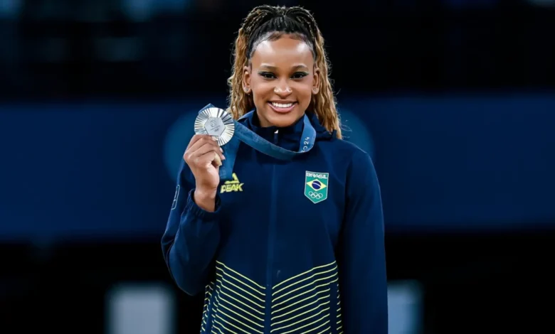 Studio Notícias | Studio TV Rebeca Andrade é prata no salto e iguala Torben e Scheidt com cinco medalhas olímpicas