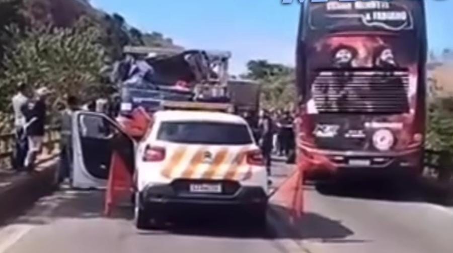 Ônibus da dupla César Menotti e Fabiano colide com carretas e show é adiado 1 Studio Notícias | Studio TV Ônibus da dupla César Menotti e Fabiano colide com carretas e show é adiado
