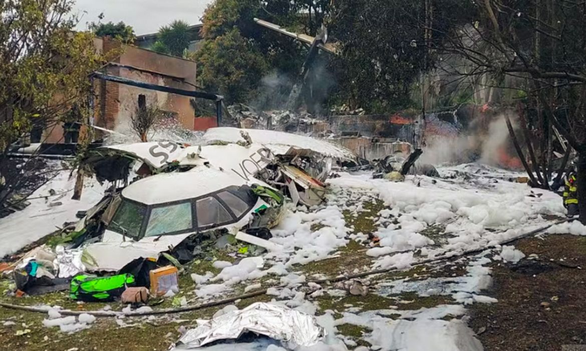 Tragédia em Vinhedo: Todos os corpos da queda do avião já foram resgatados 1 Studio Notícias | Studio TV Tragédia em Vinhedo: Todos os corpos da queda do avião já foram resgatados