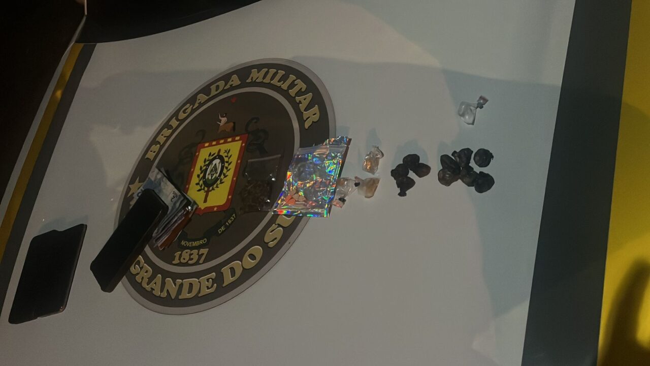Brigada Militar prende casal por tráfico de entorpecentes em Flores da Cunha 1 Studio Notícias | Studio TV Brigada Militar prende casal por tráfico de entorpecentes em Flores da Cunha