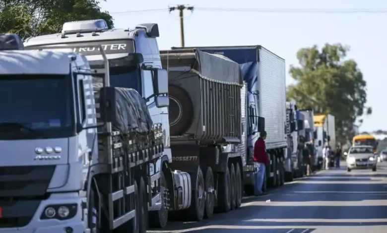 Studio Notícias | Studio TV Caminhoneiros organizam reunião para discutir possível greve após alta do diesel