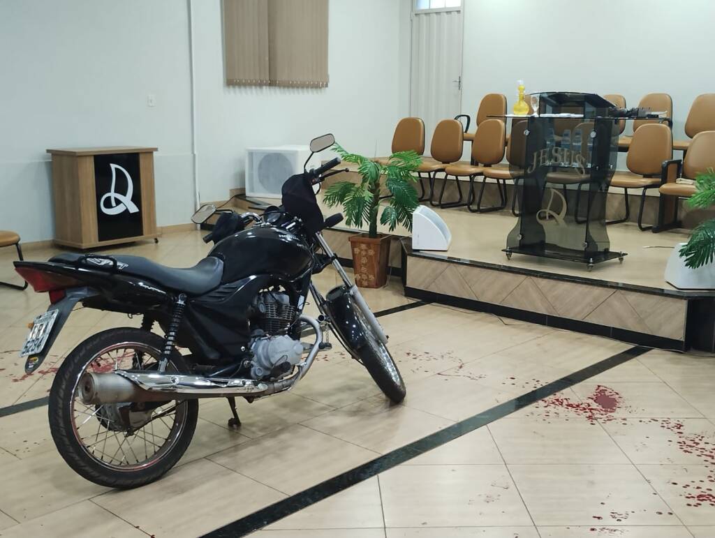 Homem invade igreja em Miraguaí e esfaqueia membros durante culto 1 Studio Notícias | Studio TV Homem invade igreja em Miraguaí e esfaqueia membros durante culto