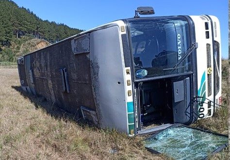 Frio congela para-brisa e ônibus tomba com trabalhadores em SC 1 Studio Notícias | Studio TV Frio congela para-brisa e ônibus tomba com trabalhadores em SC