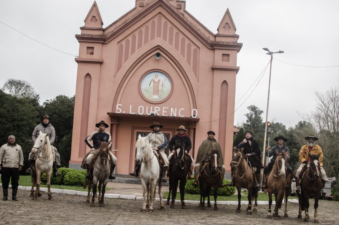 Cavaleiros com a Chama Crioula são recepcionados em Vila Flores 1 Studio Notícias | Studio TV Cavaleiros com a Chama Crioula são recepcionados em Vila Flores