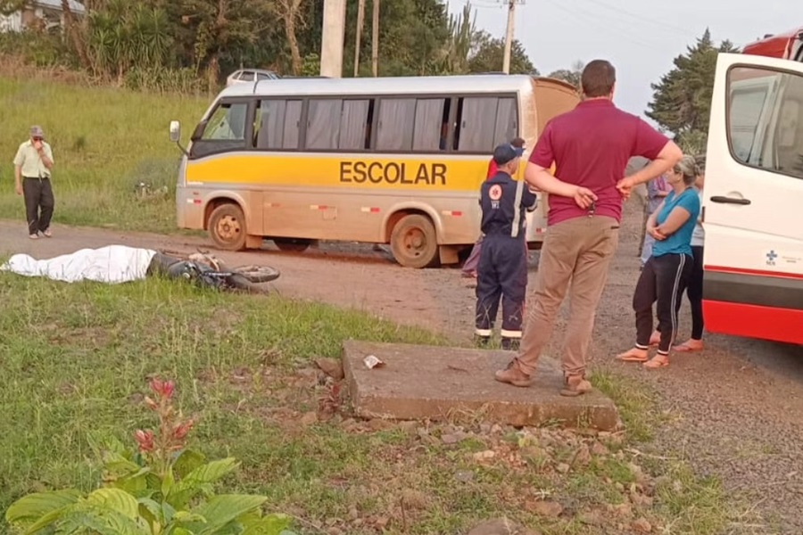 Acidente entre moto e micro-ônibus deixa uma vítima fatal em Planalto 1 Studio Notícias | Studio TV Acidente entre moto e micro-ônibus deixa uma vítima fatal em Planalto