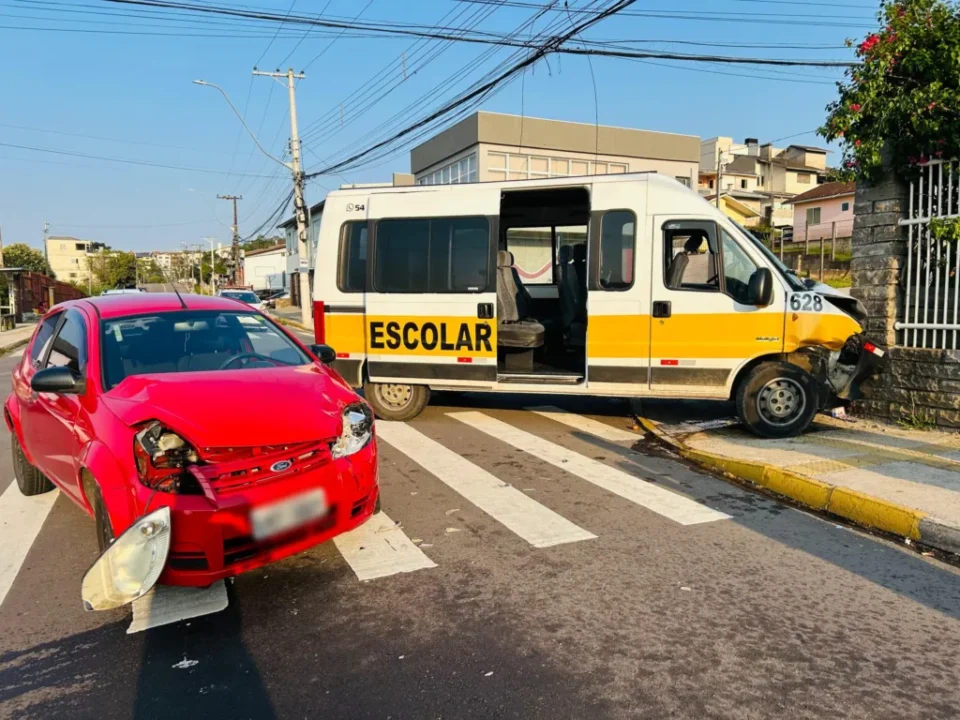 Van escolar se envolve em colisão e duas crianças ficam feridas em Caxias do Sul 1 Studio Notícias | Studio TV Van escolar se envolve em colisão e duas crianças ficam feridas em Caxias do Sul