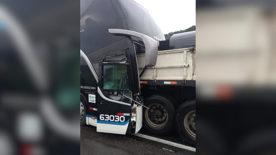Acidente entre ônibus e caminhão na BR-101 em SC resulta em uma morte e 13 feridos 1 Studio Notícias | Studio TV Acidente entre ônibus e caminhão na BR-101 em SC resulta em uma morte e 13 feridos