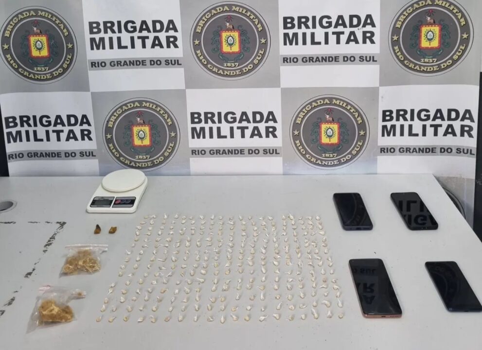Duas mulheres são presas por tráfico de drogas no bairro Pioneiro em Caxias do Sul 1 Studio Notícias | Studio TV Duas mulheres são presas por tráfico de drogas no bairro Pioneiro em Caxias do Sul