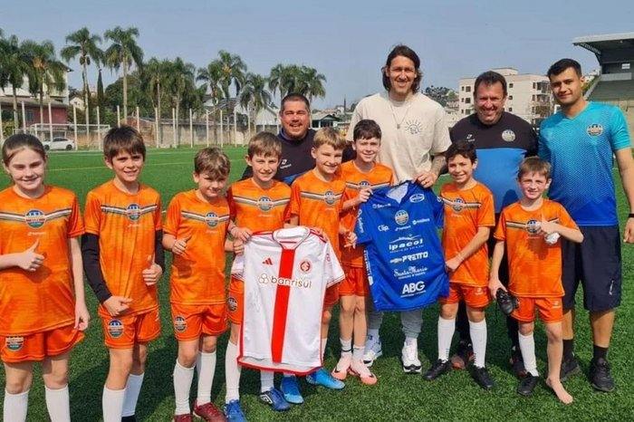 Goleiro Cássio prestigia treino do filho na base do VEC 1 Studio Notícias | Studio TV Goleiro Cássio prestigia treino do filho na base do VEC