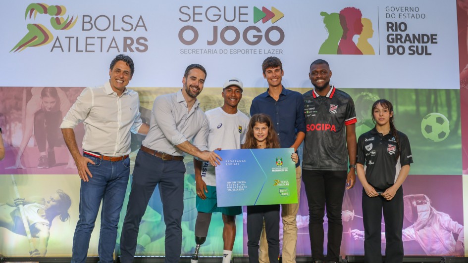 Governo entrega primeiros cartões do Bolsa-Atleta RS 1 Studio Notícias | Studio TV Governo entrega primeiros cartões do Bolsa-Atleta RS