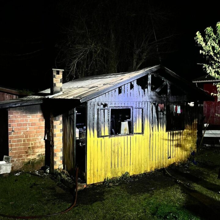 Mulher morre em incêndio em residência de madeira em Vacaria 1 Studio Notícias | Studio TV Mulher morre em incêndio em residência de madeira em Vacaria