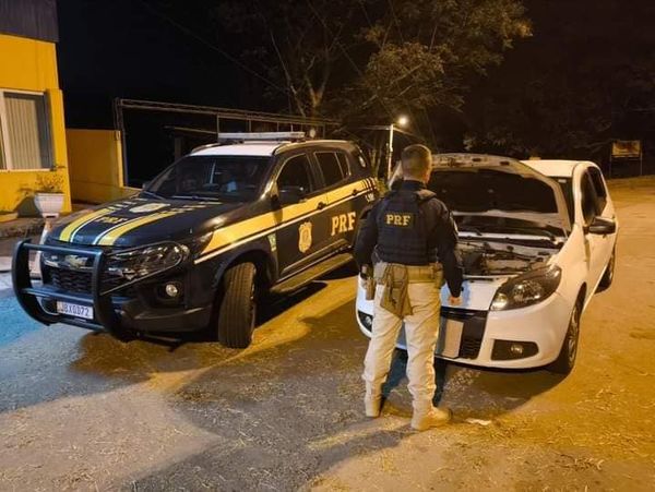 PRF recupera carro furtado e prende dois irmãos em Santa Maria 1 Studio Notícias | Studio TV PRF recupera carro furtado e prende dois irmãos em Santa Maria