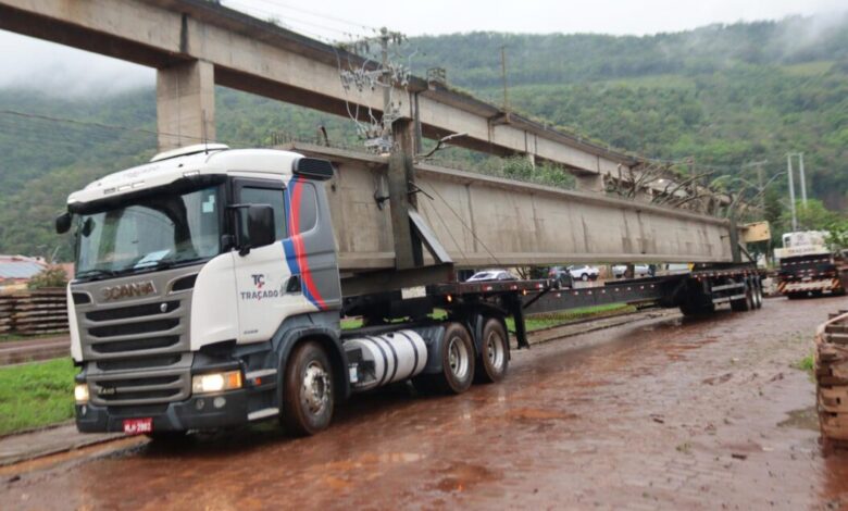 Studio Notícias | Studio TV Primeira viga chega a Muçum para reconstrução da ponte histórica