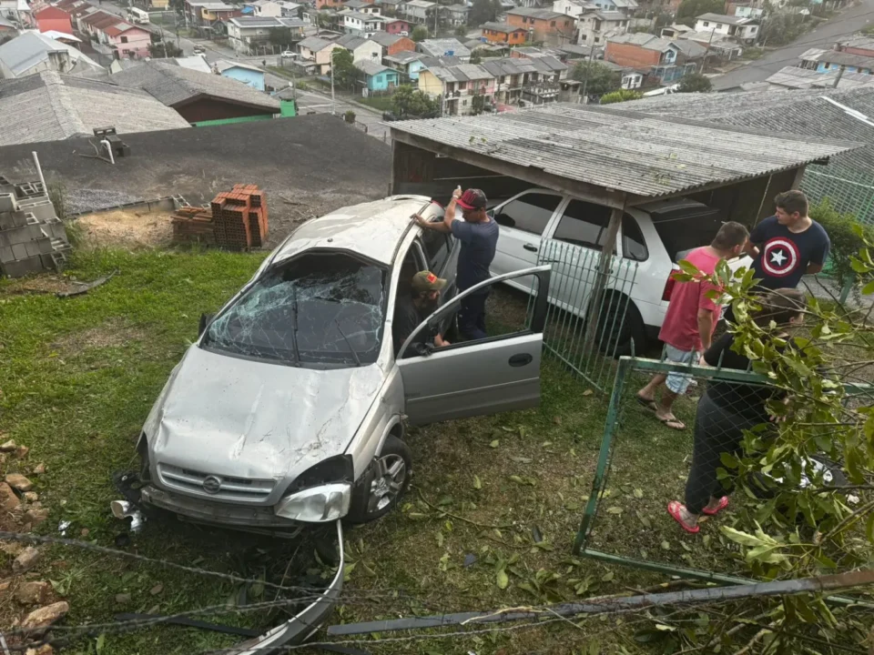 Veículo capota e cai em pátio de residência no bairro De Zorzi, em Caxias do Sul 1 Studio Notícias | Studio TV Veículo capota e cai em pátio de residência no bairro De Zorzi, em Caxias do Sul