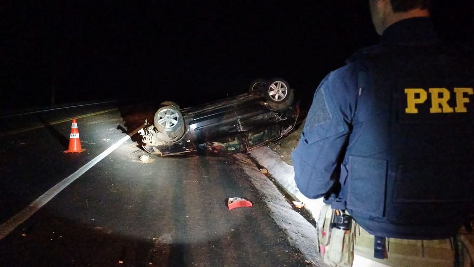 Acidente com capotamento deixa três feridos na BR-285 em Muitos Capões; motorista, esposa e bebê são levados ao Hospital de Vacaria com lesões 1 Studio Notícias | Studio TV Acidente com capotamento deixa três feridos na BR-285 em Muitos Capões; motorista, esposa e bebê são levados ao Hospital de Vacaria com lesões