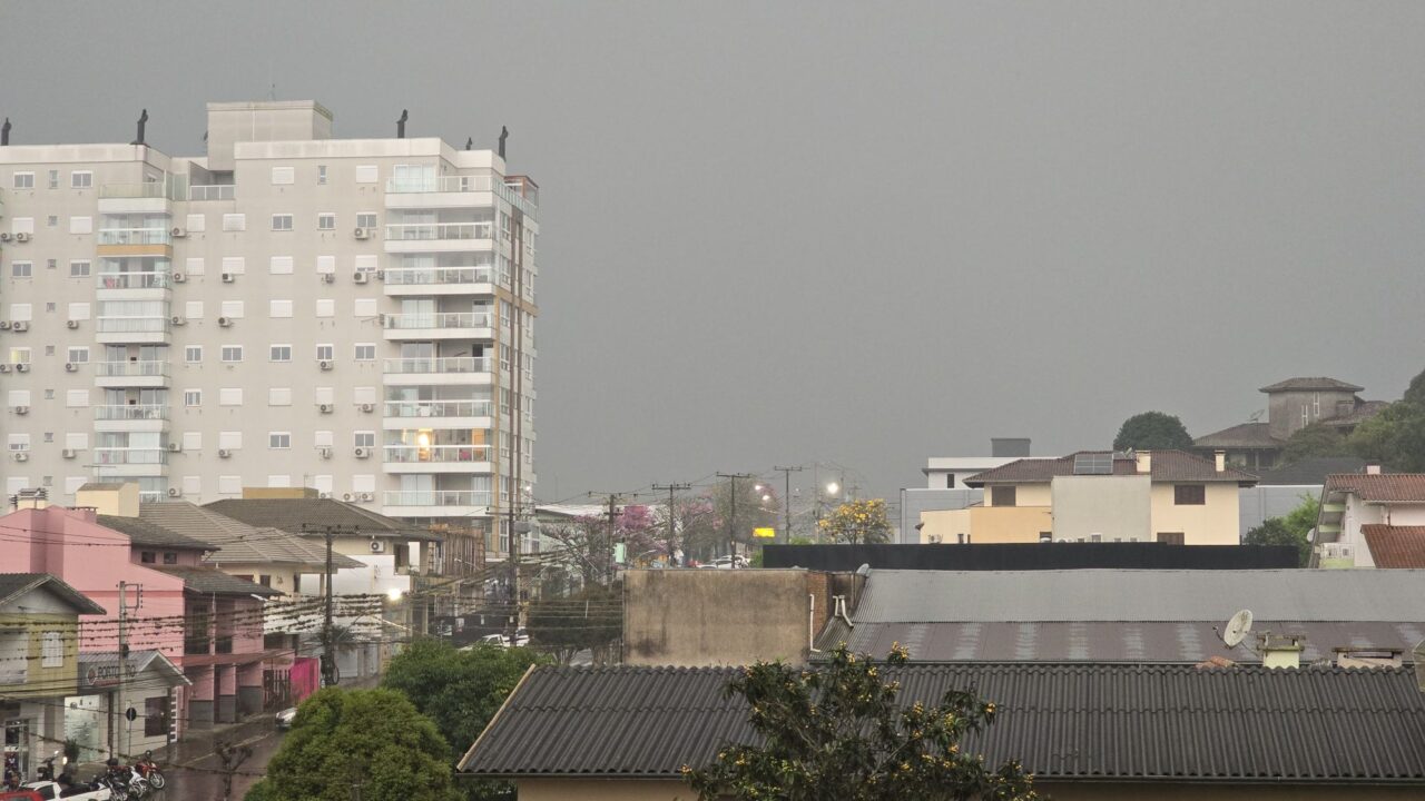 Chuva extrema ameaça o RS nos próximos dias: riscos de alagamentos e cheias 1 Studio Notícias | Studio TV Chuva extrema ameaça o RS nos próximos dias: riscos de alagamentos e cheias