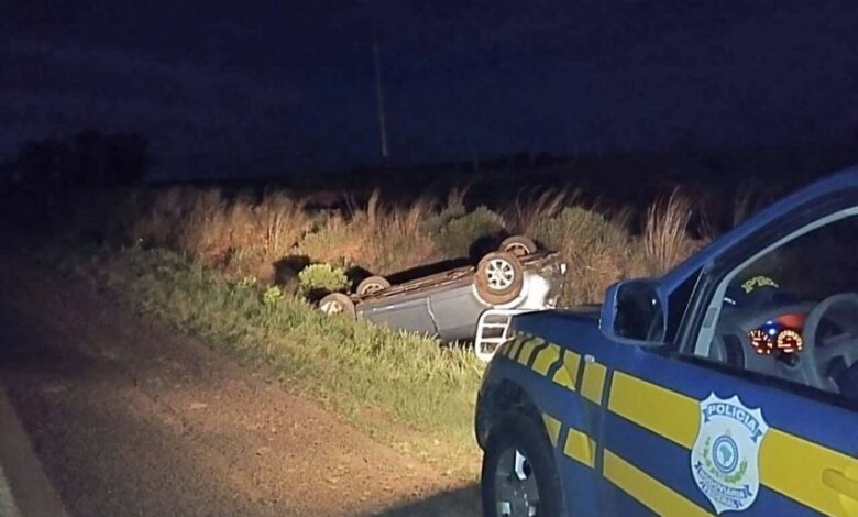 Studio Notícias | Studio TV Motorista sofre acidente durante ultrapassagem e capota veículo na BR-287 em Santiago