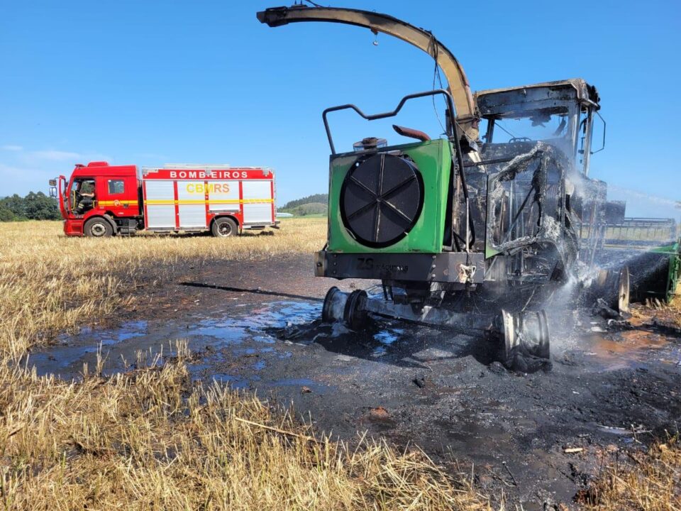 Colheitadeira é destruída por incêndio em Barão de Cotegipe 1 Studio Notícias | Studio TV Colheitadeira é destruída por incêndio em Barão de Cotegipe