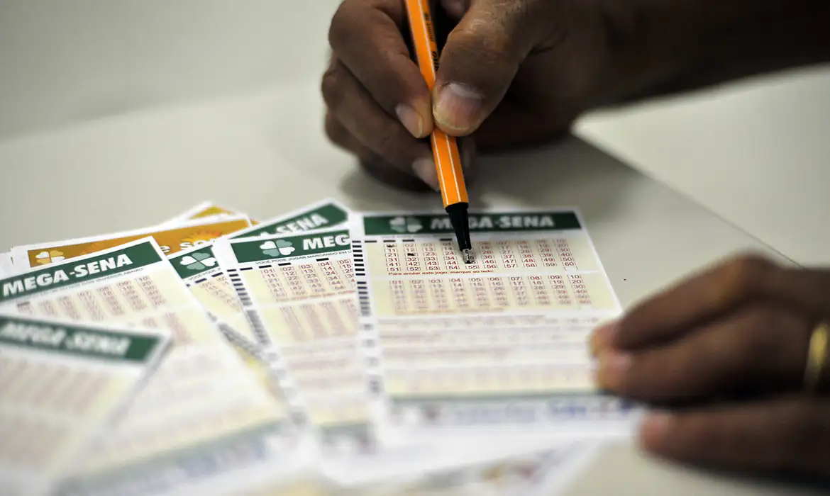 Ninguém acerta as seis dezenas da Mega-Sena 2781, e prêmio vai a R$ 45 milhões; veja números sorteados 1 Studio Notícias | Studio TV Ninguém acerta as seis dezenas da Mega-Sena 2781, e prêmio vai a R$ 45 milhões; veja números sorteados
