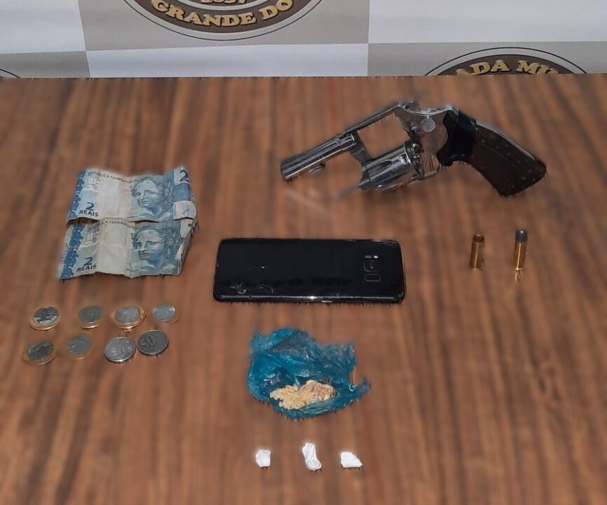 Brigada Militar de Farroupilha prende dupla por porte ilegal de armas de fogo e receptação 1 Studio Notícias | Studio TV Brigada Militar de Farroupilha prende dupla por porte ilegal de armas de fogo e receptação