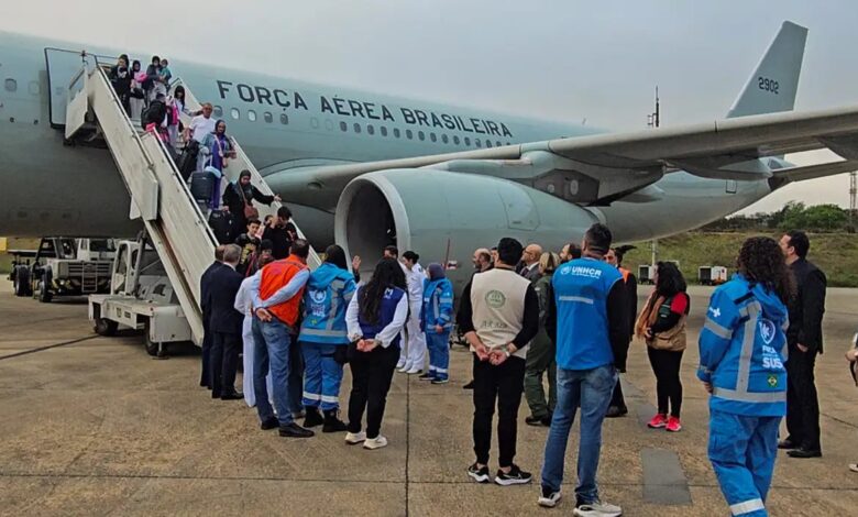 Studio Notícias | Studio TV Avião com 221 brasileiros repatriados do Líbano pousa em Guarulhos